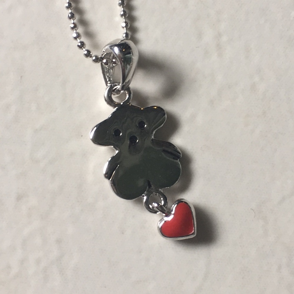 Precious girl’s teddy bear necklace